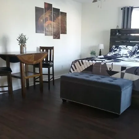 Music Studio Getaway, Close To Entertainment!